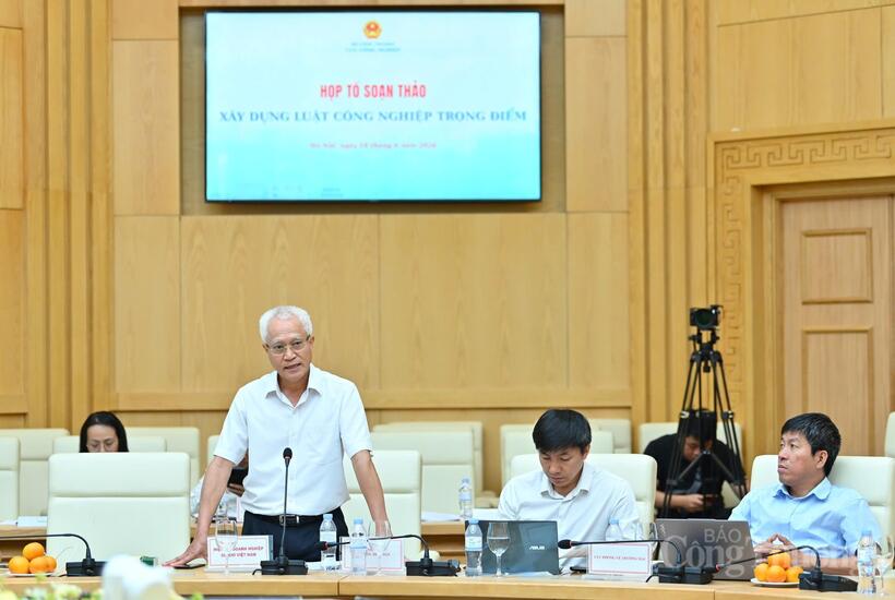 Nguyen Chi Sang, Associate Professor and President of the Vietnam Association of Mechanical Industry, addresses the meeting. Photo: Nam Nguyen