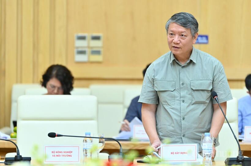 Luong Duc Trung, Deputy Director of the Legal Affairs Department, Ministry of Construction, addresses the meeting. Photo: Nam Nguyen