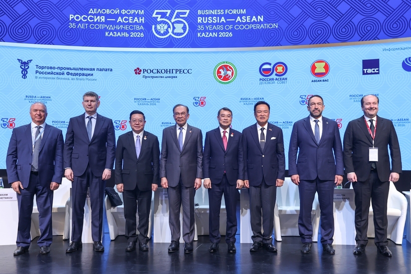 Prime Minister Le Minh Hung and leaders of participating countries pose for a group photo at the opening ceremony of the ASEAN-Russia Business Forum. Photo: VGP