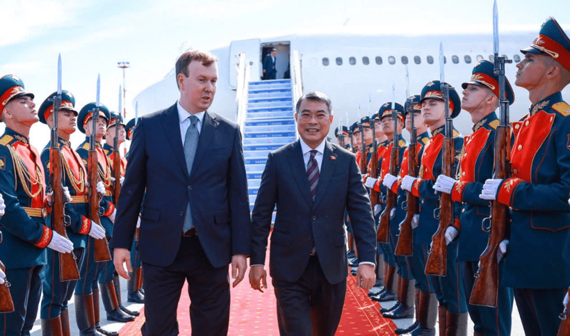 Prime Minister Le Minh Hung is welcomed upon arrival at Kazan International Airport. Photo: VGP