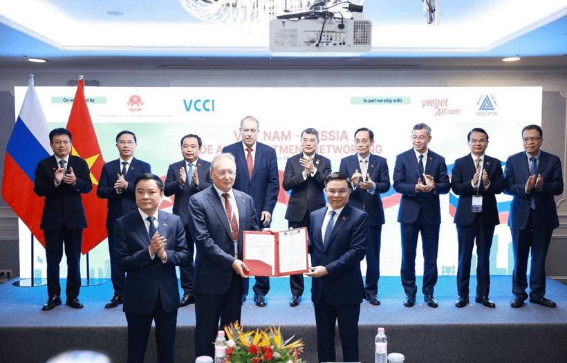 Prime Minister Le Minh Hung witnesses the handover of the Assignment Agreement for participation rights under the Kharyaga Production Sharing Agreement (PSA) in Russia - Kharyaga PSA Supplement No.8. Photo: VNA