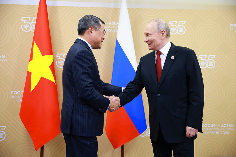 Prime Minister Le Minh Hung holds talks with Russian President Vladimir Putin. Photo: VGP.