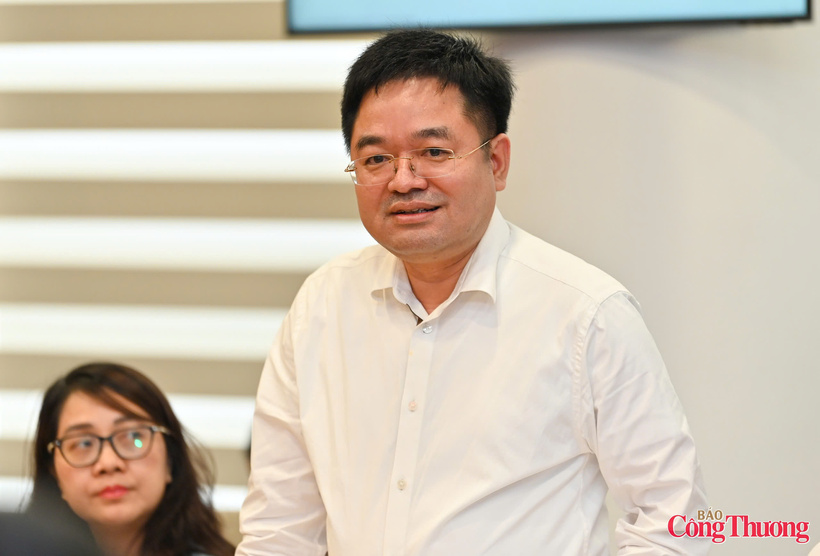 Editor-in-Chief of Newspaper of Industry and Trade Nguyen Van Minh delivers remarks at a discussion session within the framework of the National Press Forum 2026. Photo: Nam Nguyen