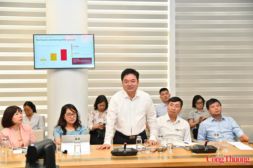 Editor-in-Chief of Newspaper of Industry and Trade Nguyen Van Minh delivers remarks at the discussion session. Photo: Nam Nguyen