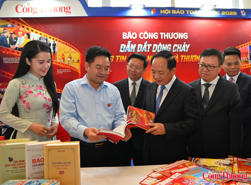 Nguyen Van Minh, Editor-in-Chief of the Newspaper of Industry and Trade, introduces the newspaper's books and publications at the National Press Festival 2026.