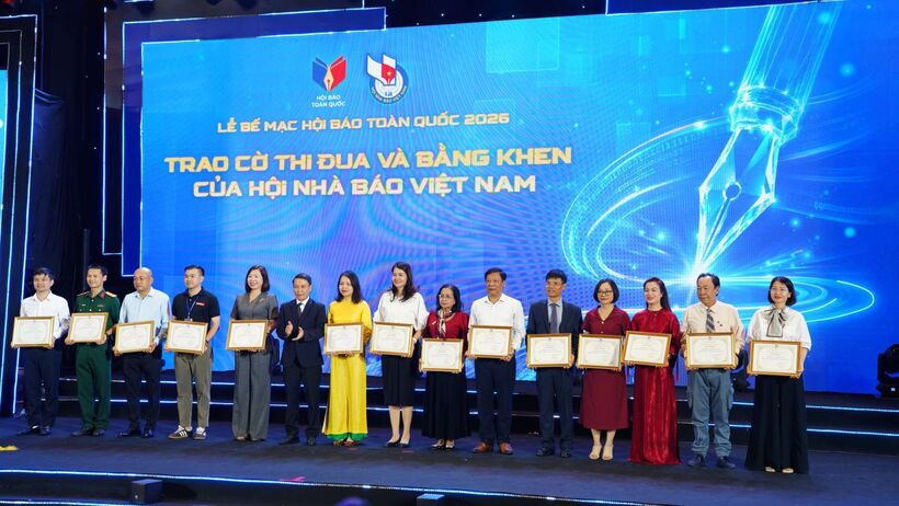 Journalist Nguyen Thi Thuy Linh, Deputy Editor-in-Chief of the Newspaper of Industry and Trade (in yellow), receives a Certificate of Merit at the National Press Festival 2026.