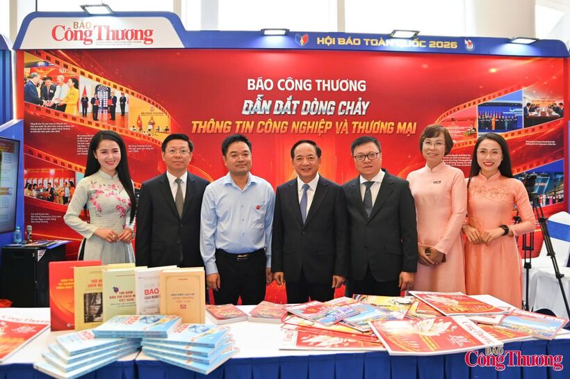 Trinh Van Quyet, Politburo member, Secretary of the Party Central Committee, Head of the Party Central Committee's Commission for Information, Education and Mass Mobilization, together with leaders of the Vietnam Journalists Association, visits the exhibition booth of the Newspaper of Industry and Trade.