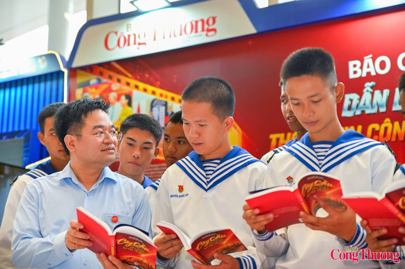 The exhibition booth of the Newspaper of Industry and Trade draws significant attention from delegates, media professionals and readers.
