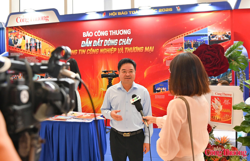 Nguyen Van Minh, Editor-in-Chief of the Newspaper of Industry and Trade, gives an interview to the press.