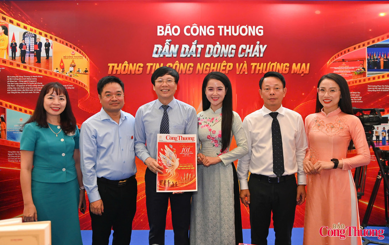 Delegates visit the exhibition booth of the Newspaper of Industry and Trade.