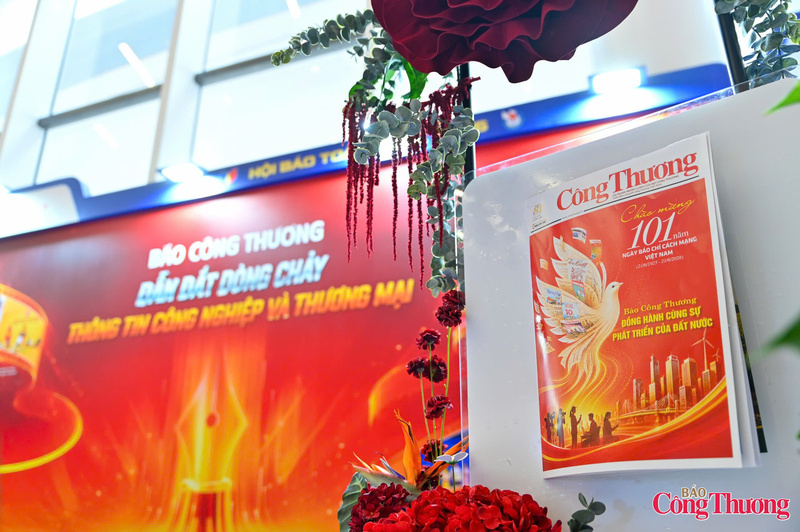 The exhibition booth of the Newspaper of Industry and Trade features a professional layout, a wide range of journalistic products and an inviting space for engagement with the public.