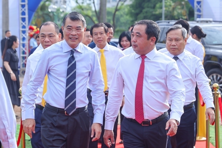 Prime Minister Le Minh Hung attends the groundbreaking ceremony for five urban railway lines and three rental housing projects in Hanoi. Photo: VGP