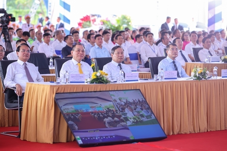 Prime Minister Le Minh Hung and delegates attend the groundbreaking ceremony for five urban railway lines and three rental housing projects in Hanoi. Photo: VGP