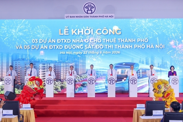 Prime Minister Le Minh Hung and delegates perform the launch ceremony for five urban railway lines and three rental housing projects in Hanoi. Photo: VGP