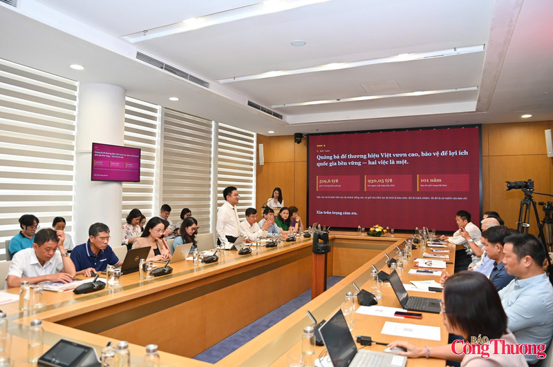Nguyen Van Minh, Editor-in-Chief of the Newspaper of Industry and Trade, addresses a discussion session at the National Press Forum 2026.