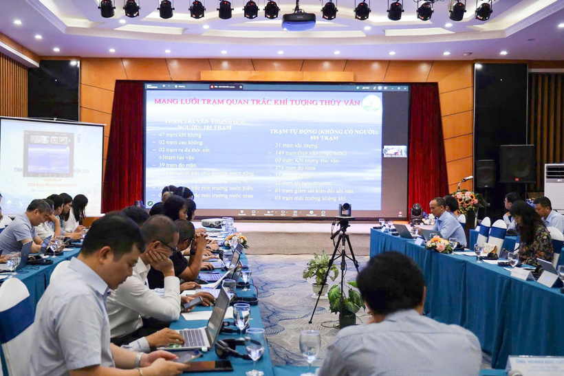 Le Dinh Quyet, representative of the Forecasting Division at the Southern Regional Hydro-Meteorological Center, delivers his report online at the conference.