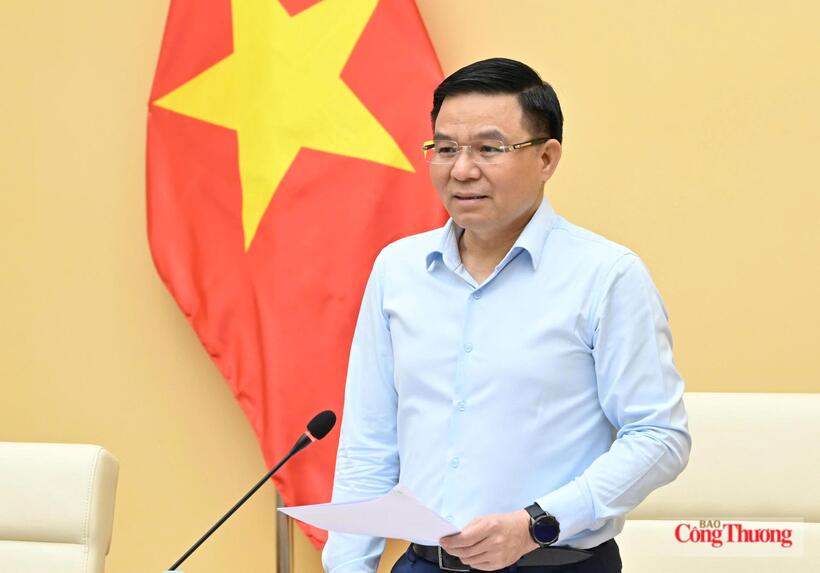Minister of Industry and Trade Le Manh Hung chaired the meeting. Photo: Can Dung