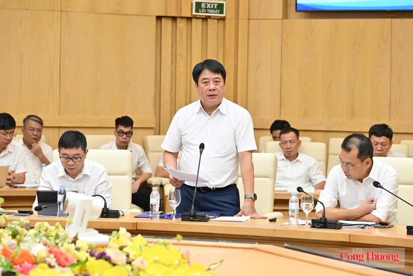EVN President and Chief Executive Officer Nguyen Anh Tuan presents a report on electricity supply during the first half of 2026. Photo: Can Dung