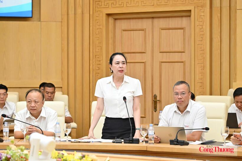 Do Nguyet Anh, Chairwoman of the Members’ Council of Northern Power Corporation, speaks at the meeting. Photo: Can Dung