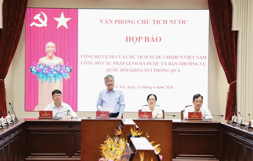 Deputy Chairman of the Presidential Office Can Dinh Tai,announces the President’s Order promulgating the two ordinances. Photo: Phuong Trang