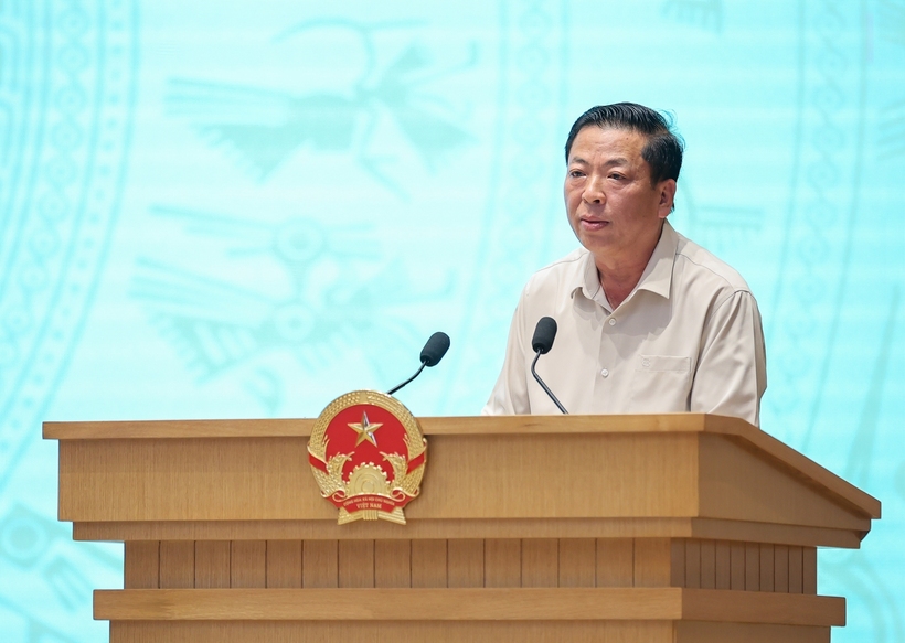Tran Hong Minh, Minister of Construction, delivers remarks at the meeting. Photo: VGP.