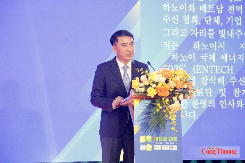 Nguyen Xuan Luu, member of the Standing Board of the Hanoi Party Committee and Vice Chairman of the Hanoi People's Committee, delivers the opening remarks. Photo: P.C.