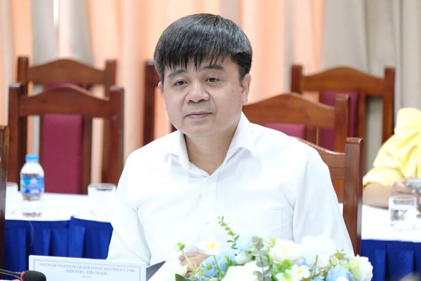 Nguyen Van Hoi, Director of the Vietnam Institute of Strategy and Policy for Industry and Trade, speaks at the working session. Photo: Le An