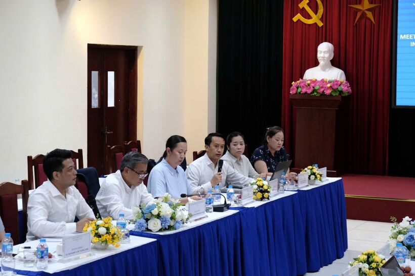 Delegates express their views at the working session.