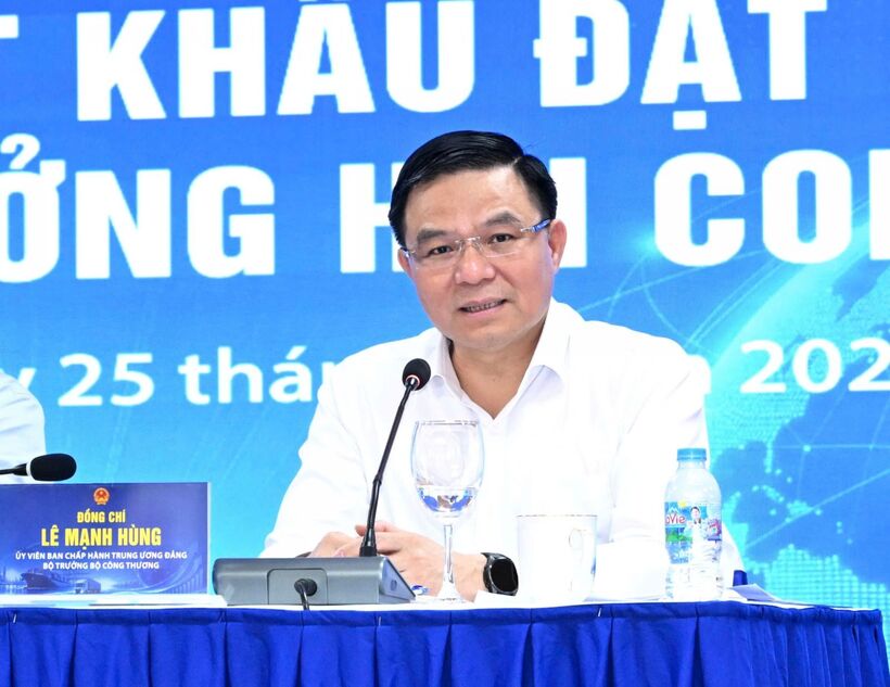 Minister of Industry and Trade Le Manh Hung addresses issues raised by delegates during the conference. Photo: Can Dung