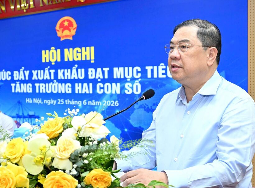 Standing Deputy Prime Minister Pham Gia Tuc delivers directive remarks at the conference. Photo: Can Dung