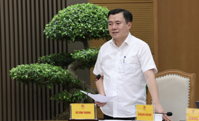Deputy Minister of Industry and Trade Nguyen Sinh Nhat Tan presents the report at the meeting. Photo: VGP