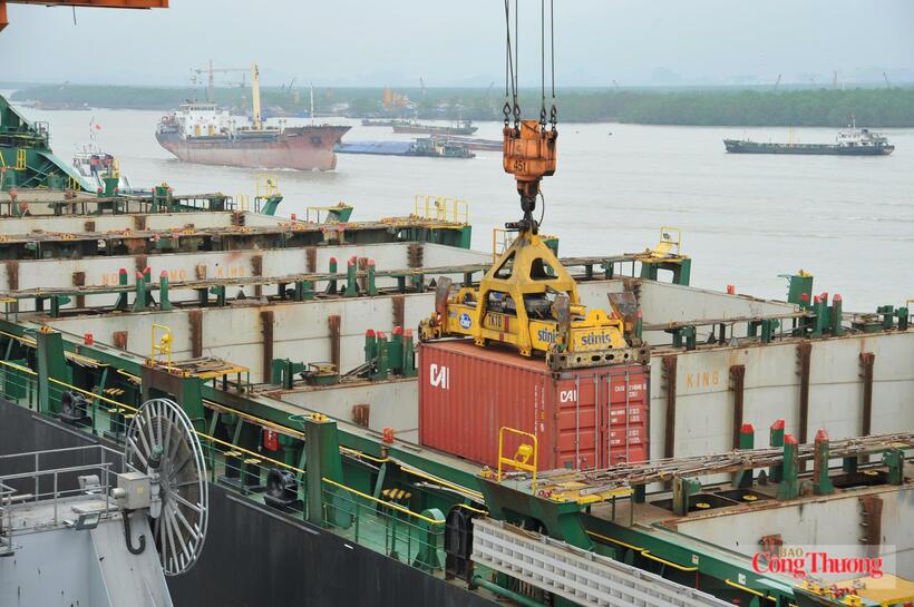Vietnam's import-export sector recorded positive performance in the first half of 2026. Photo: Can Dung