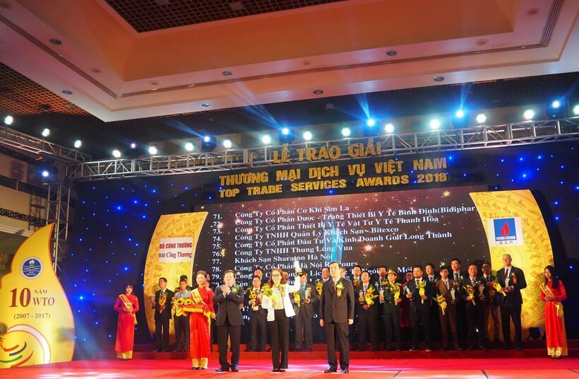 Representatives of enterprises receive honors at the 2016 Vietnam Trade and Services Awards. Photo: Can Dung