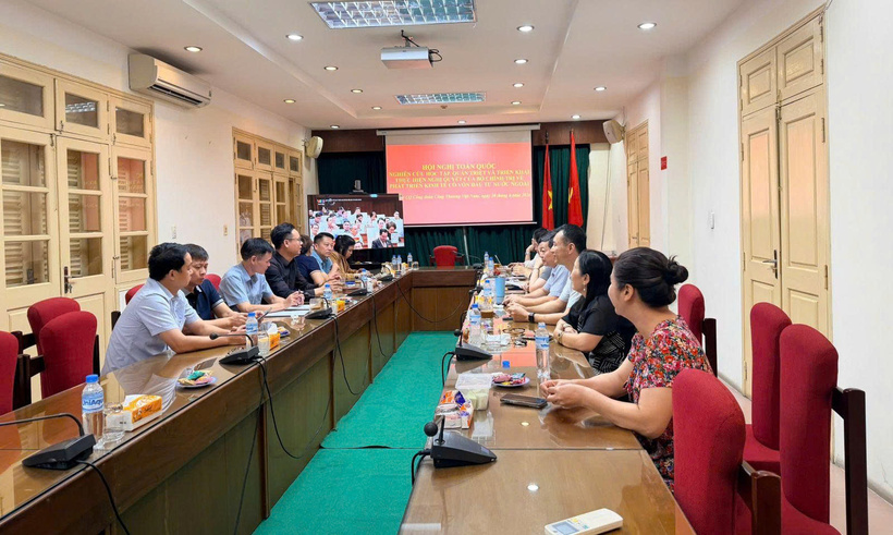 The Party Committee of the Vietnam Industry and Trade Trade Union studies and disseminates Resolution No.10-NQ/TW.