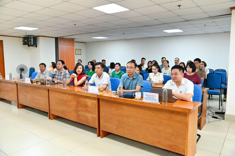 The Party Committee of the Newspaper of Industry and Trade studies and disseminates Resolution No.10-NQ/TW. Photo: Nam Nguyen