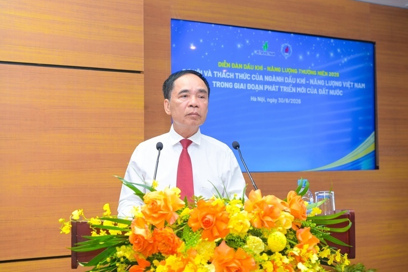 Dr. Nguyen Quoc Thap, Chairman of the Vietnam Petroleum Association, delivers the opening remarks at the 2026 Annual Oil and Energy Forum.