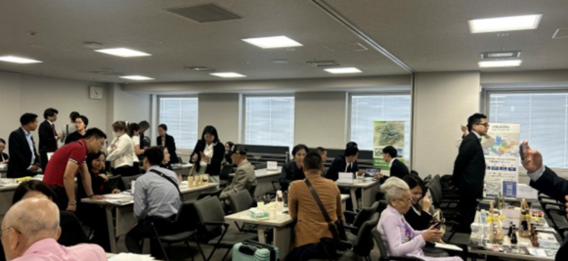 Vietnamese and Japanese businesses exchange at the conference's B2B networking session.