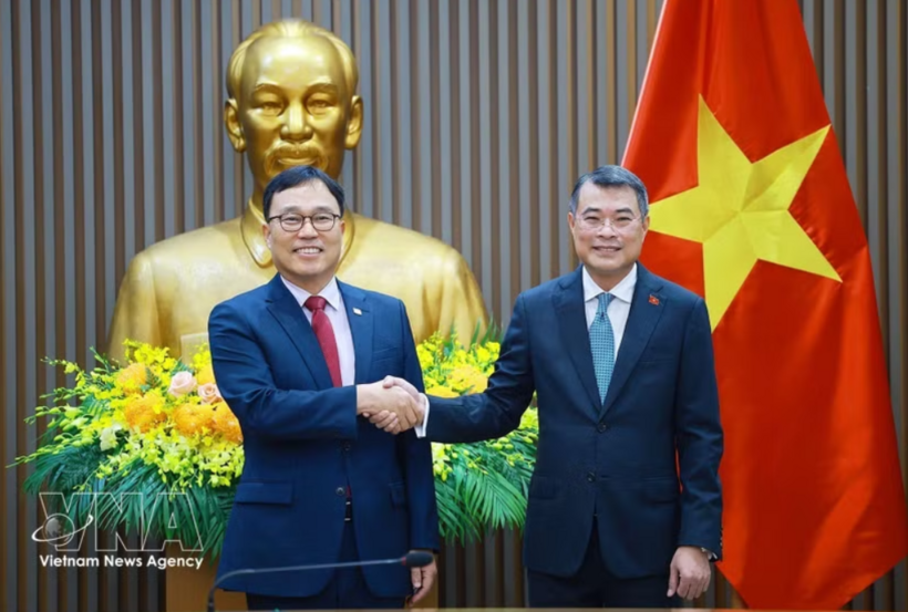 Prime Minister Le Minh Hung (right) and RoK Ambassador to Vietnam Choi Young-sam at their meeting on June 29. Photo: VNA