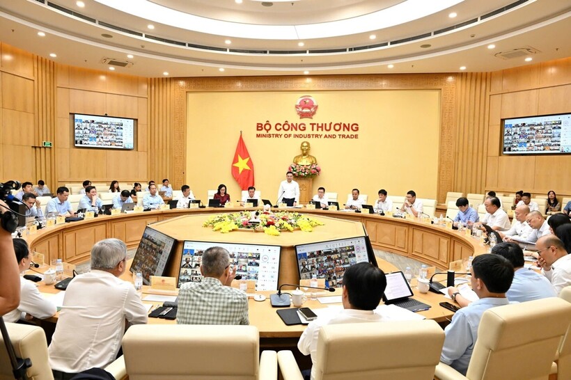 Minister of Industry and Trade Le Manh Hung chairs the review meeting. Photo: Can Dung