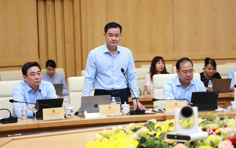 Director of the Department of Planning, Finance and Enterprise Management Bui Huy Son delivers a report at the meeting. Photo: Can Dung