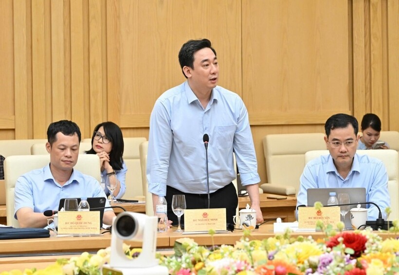 Director of the Department of Legal Affairs Ngo Duc Minh delivers a report at the meeting. Photo: Can Dung