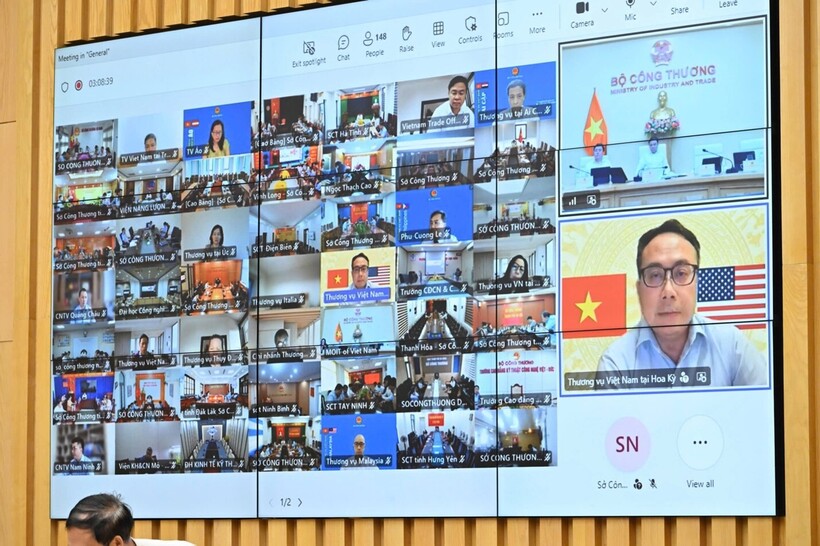 Representatives of units under the Ministry of Industry and Trade share their views at the meeting, held in both in-person and online formats. Photo: Can Dung
