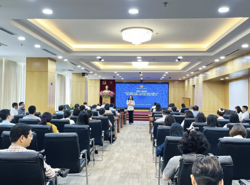 Director of the Vietnam E-commerce and Digital Economy Agency Le Hoang Oanh chairs the conference.