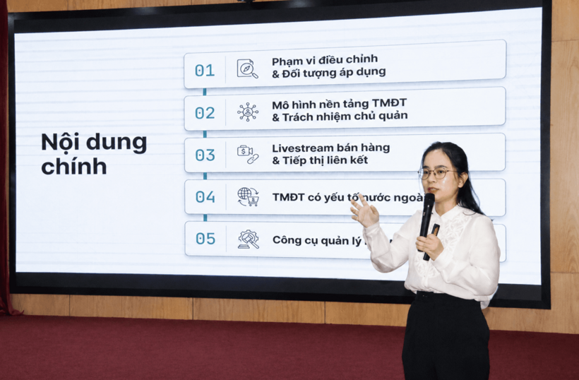 Representatives of the drafting committee present key highlights of the 2025 Law on E-commerce.