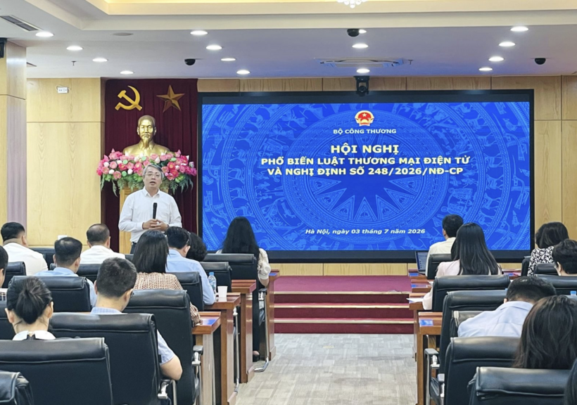 Deputy Director of the Vietnam E-commerce and Digital Economy Agency Hoang Ninh speaks at the conference.