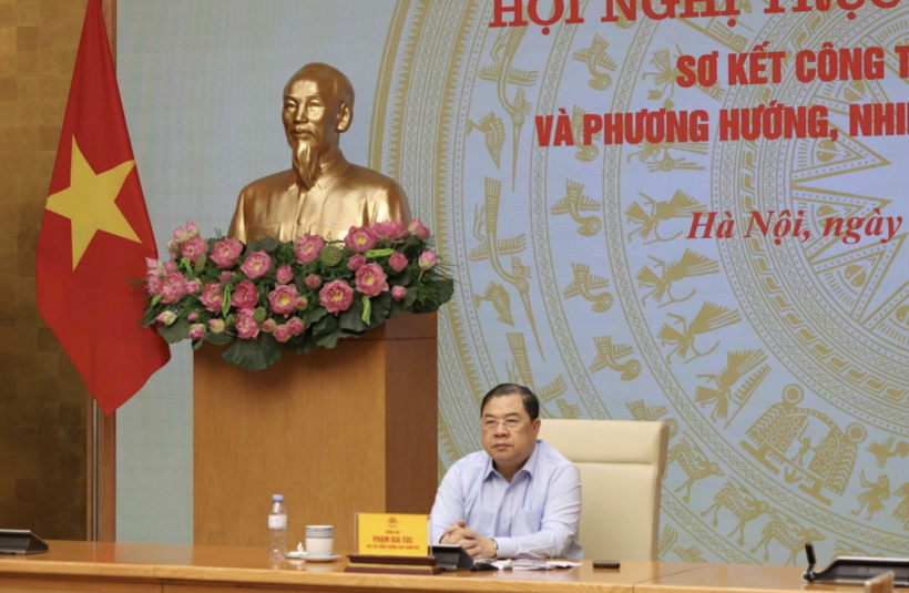 Standing Deputy Prime Minister Pham Gia Tuc, Head of the National Steering Committee 389, chairs the conference.