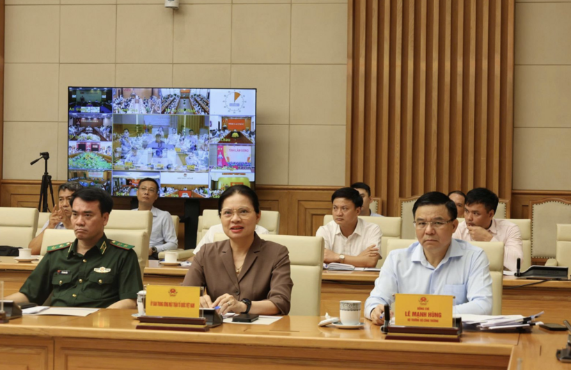 Minister of Industry and Trade Le Manh Hung, Deputy Head of the National Steering Committee 389, attends the conference.