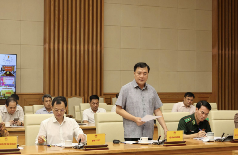 Deputy Minister of Industry and Trade Nguyen Sinh Nhat Tan delivers a report at the conference.