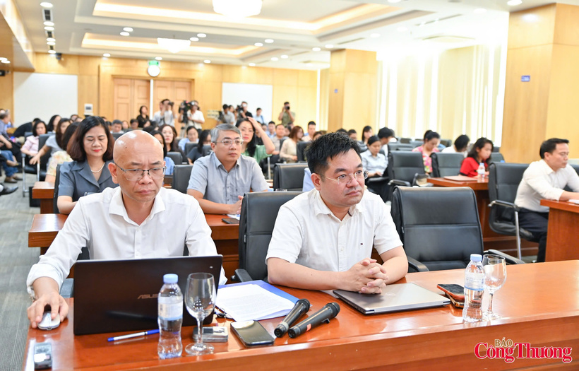The press briefing is attended by representatives from MoIT's departments and agencies, along with a large number of journalists from news agencies and media organizations. Photo: Nam Nguyen