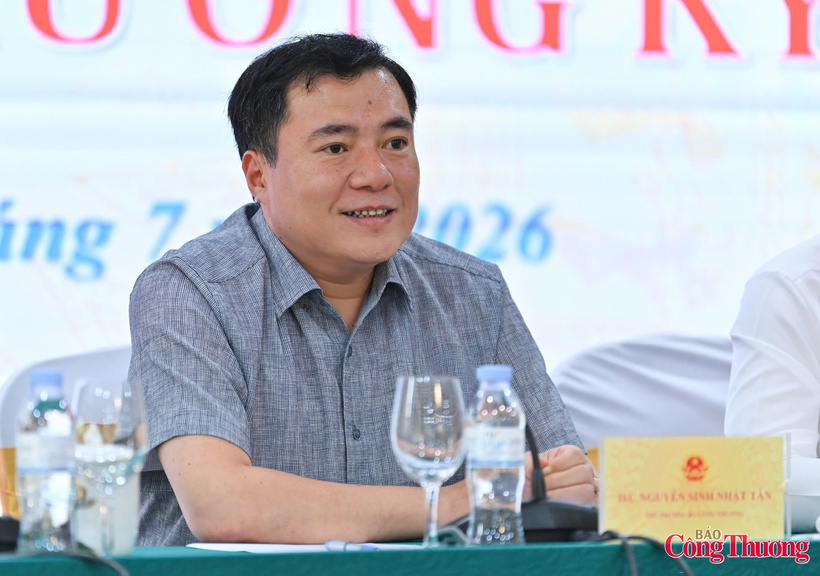 The press briefing was chaired by Deputy Minister of Industry and Trade Nguyen Sinh Nhat Tan. Photo: Nam Nguyen
